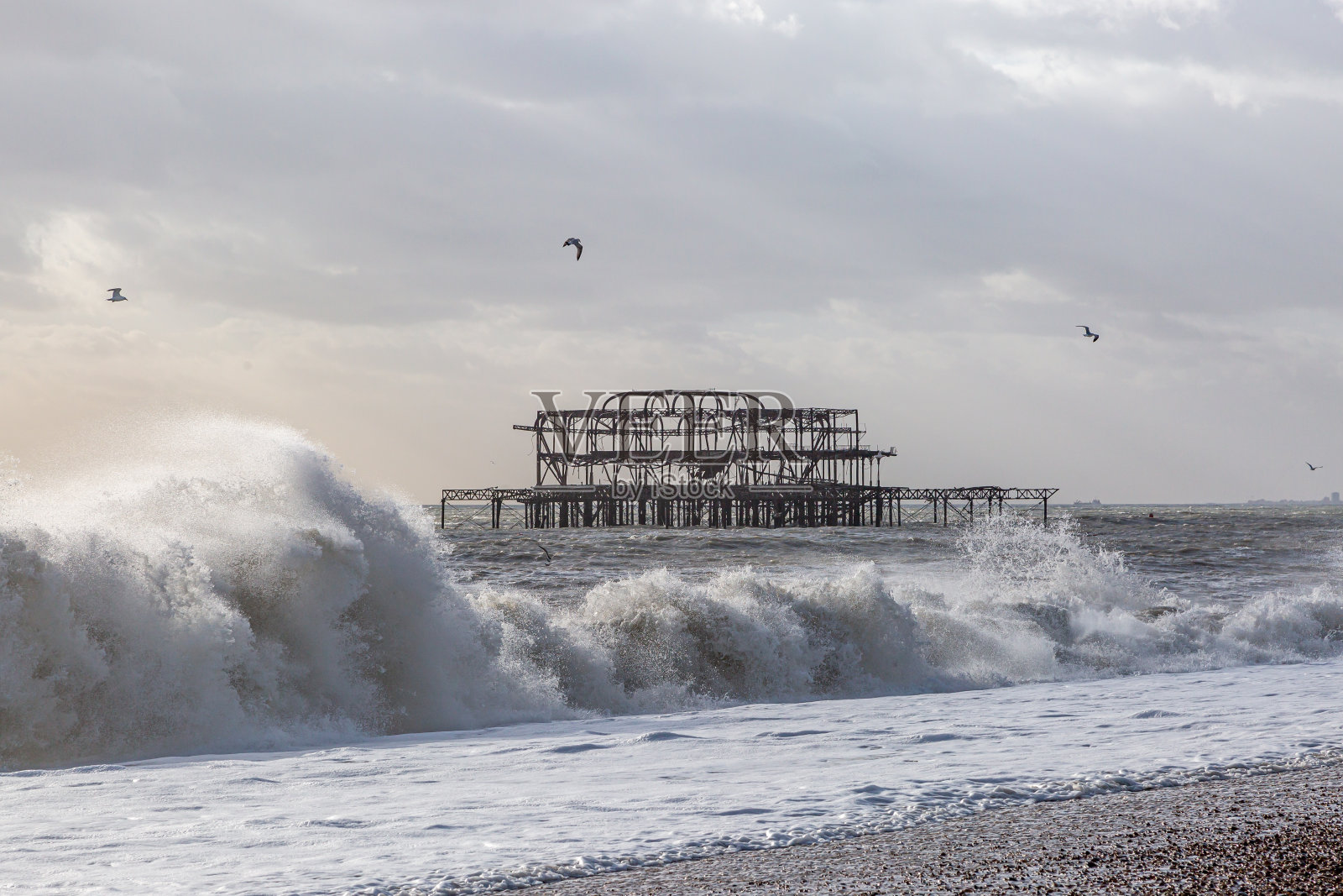 望向布赖顿的西码头，眼前是汹涌的海浪照片摄影图片