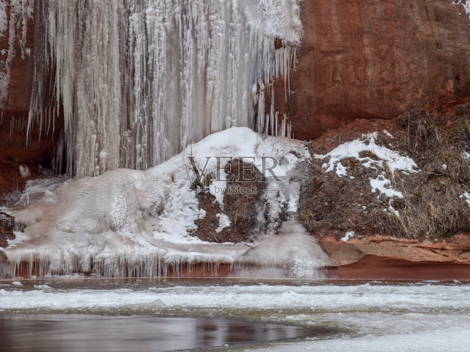 有砂岩悬崖和冰柱的景观照片摄影图片