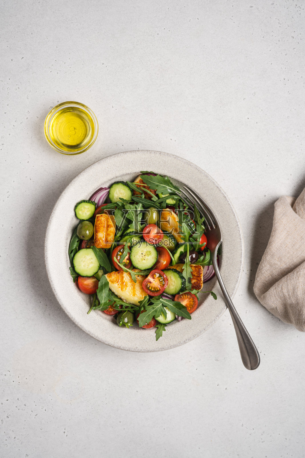 地中海菜，搭配油炸奶酪和蔬菜照片摄影图片