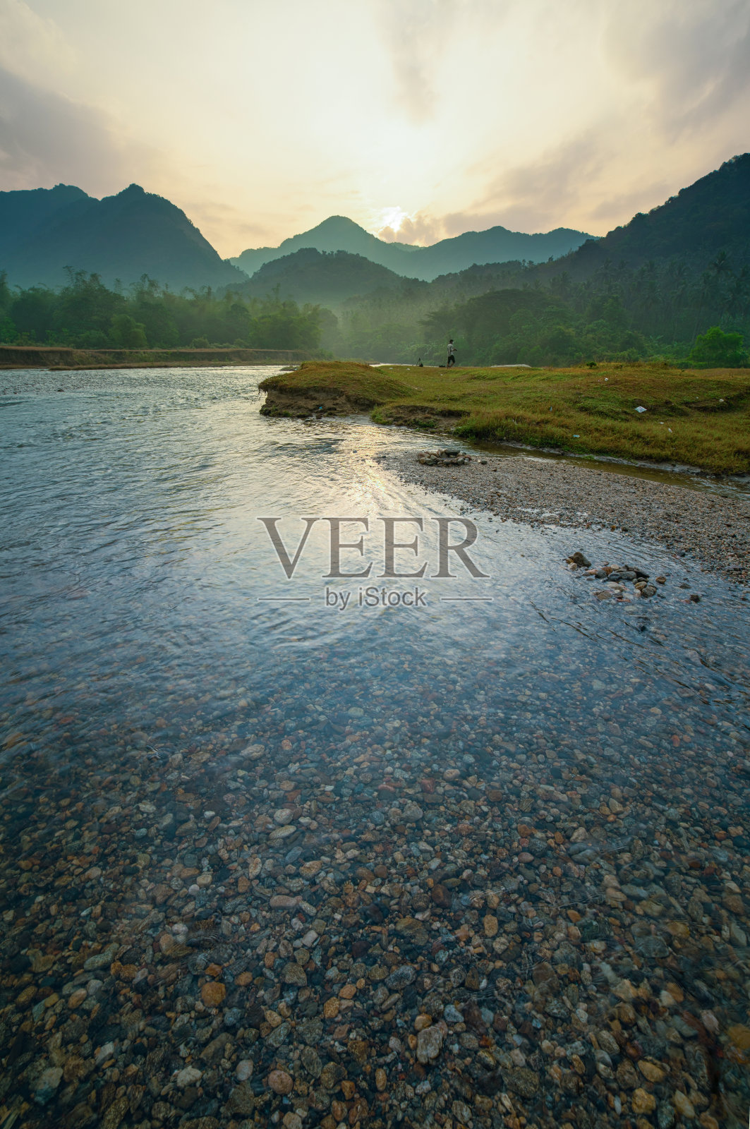 日出期间美丽的山景照片摄影图片