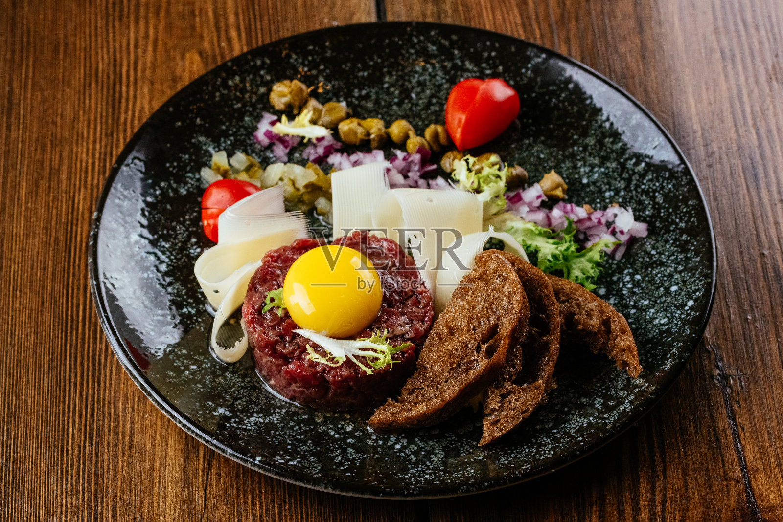 鞑靼牛肉配新鲜蔬菜和酱汁照片摄影图片