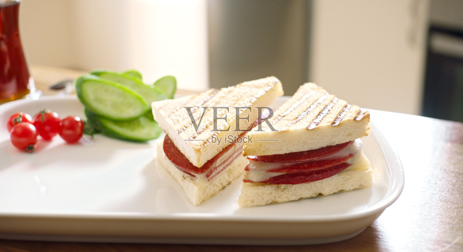 土耳其牛肉腊肠三明治。照片摄影图片