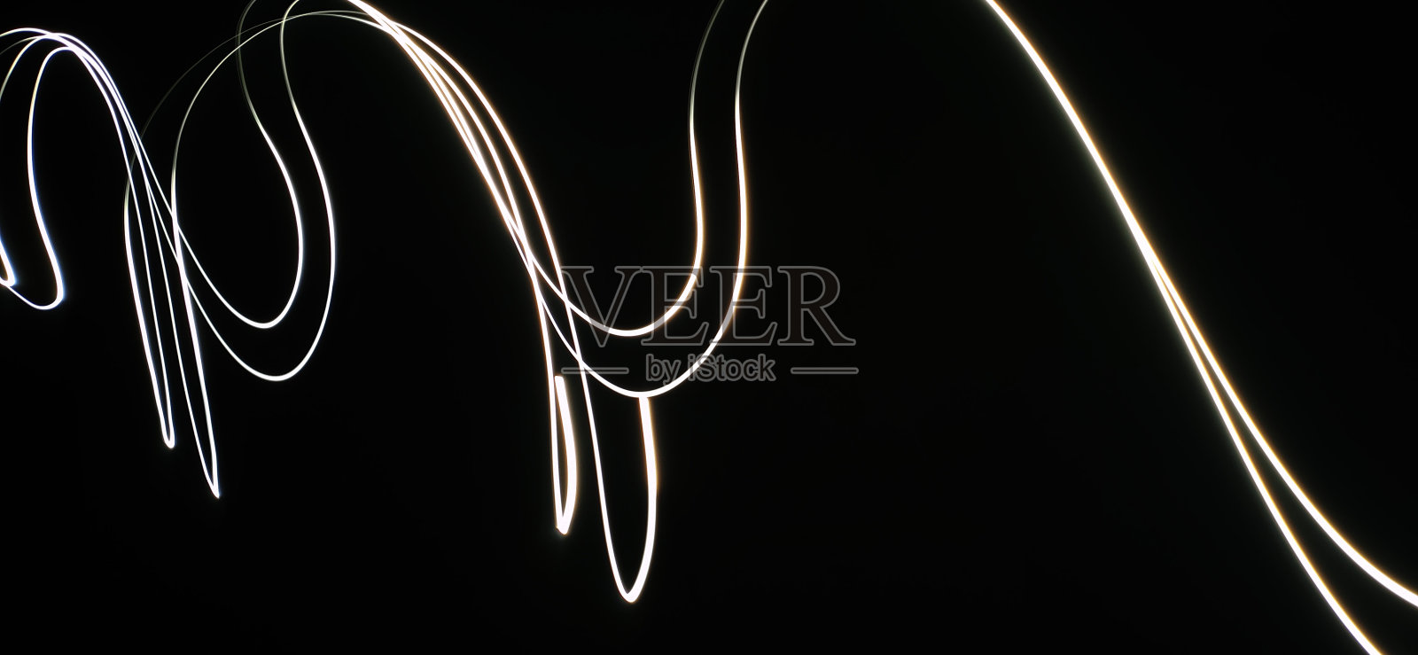 特写白色霓虹灯曲线波图案抽象流动在一个孤立的黑色背景与复制空间使用摄影技术称为长曝光。照片摄影图片