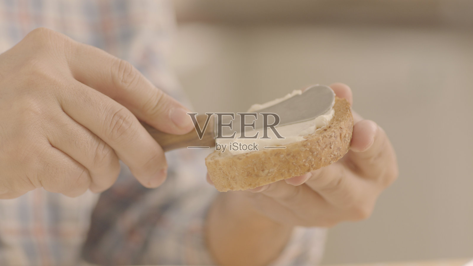 奶油干酪涂在切片面包上。照片摄影图片