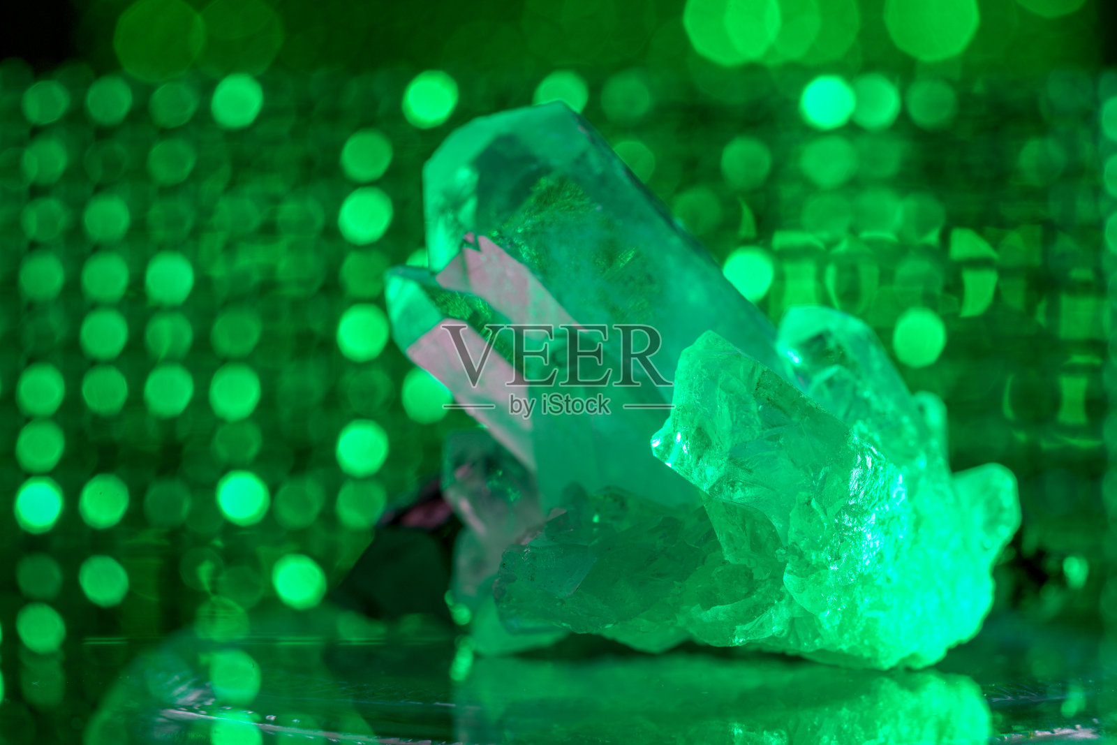 宝石也被称为宝石，是一种矿物或物质的有机起源，拍摄在工作室照片摄影图片