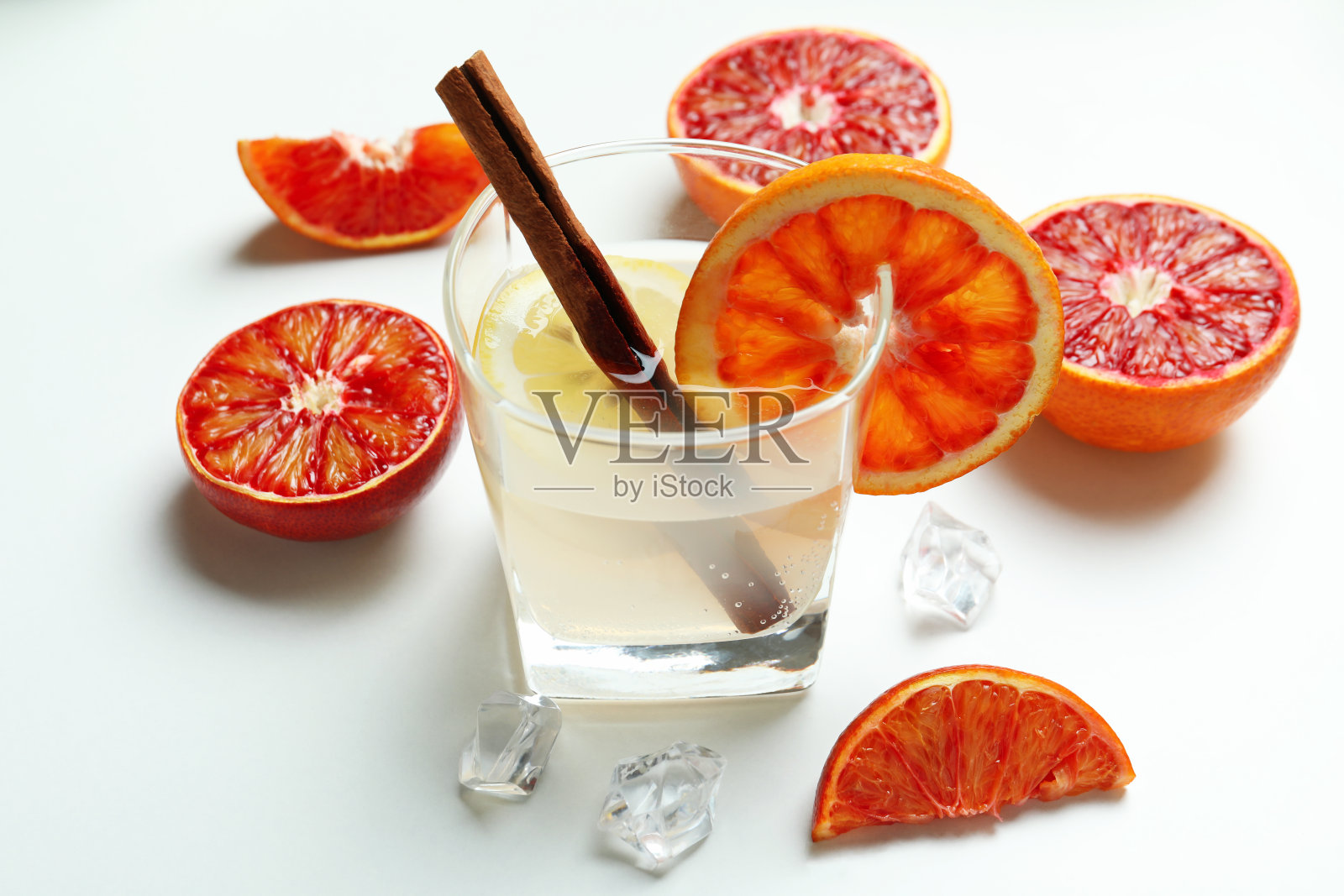 白色背景上的柑橘鸡尾酒照片摄影图片