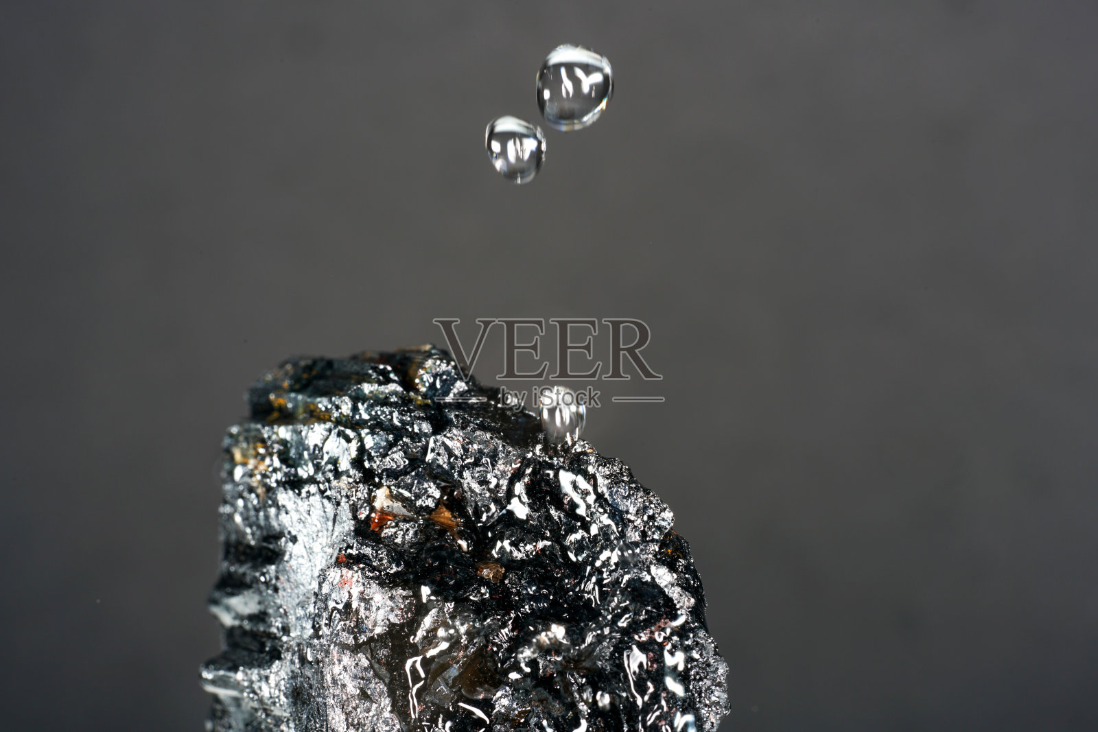 宝石也被称为宝石，是一种矿物或物质的有机起源，拍摄在工作室照片摄影图片