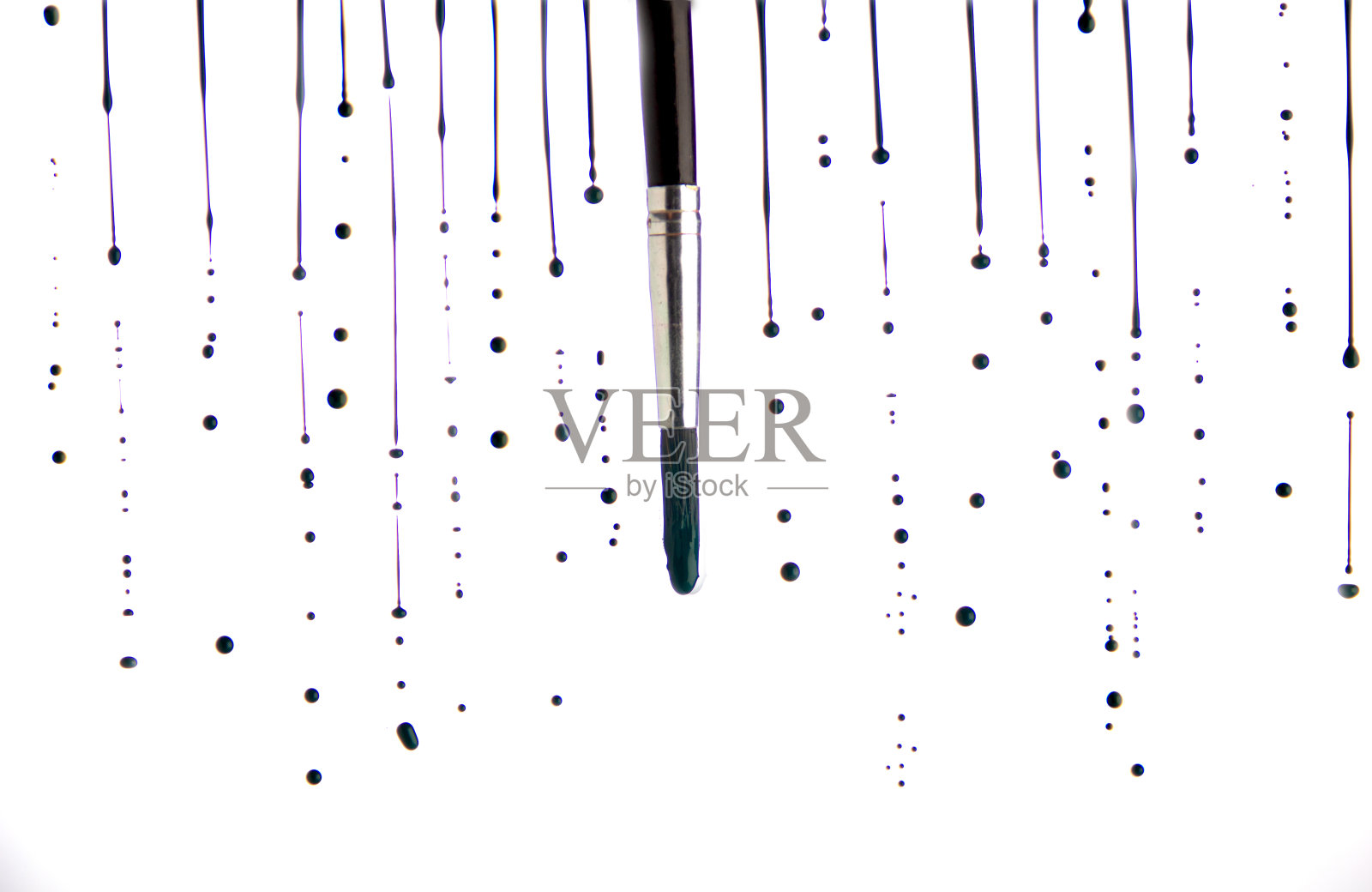 蓝色颜料滴在白色背景的画笔周围照片摄影图片