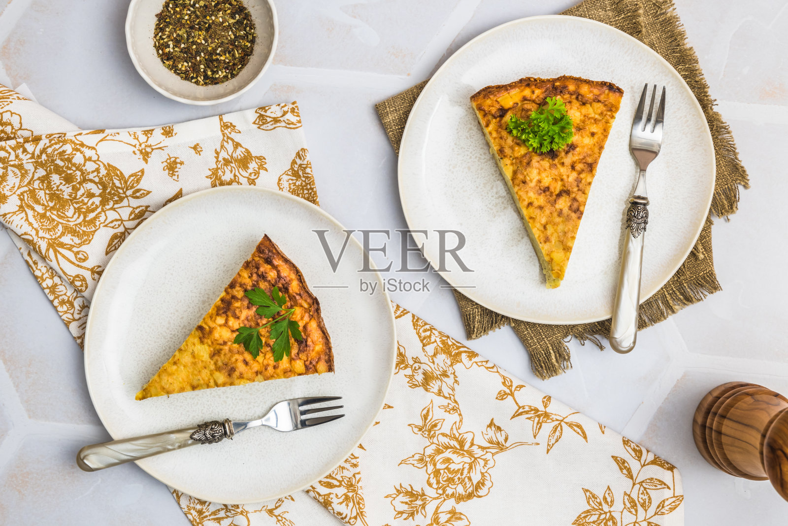 两块土豆饼，西班牙玉米饼，煎蛋饼，白色背景，俯视图照片摄影图片