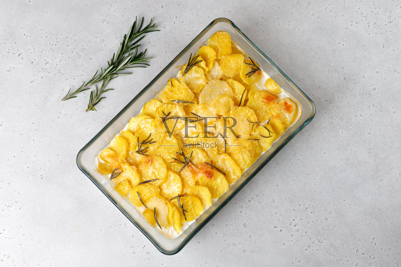 烤土豆配奶油、奶酪和大蒜。土豆的腿。一步一步的配方。照片摄影图片