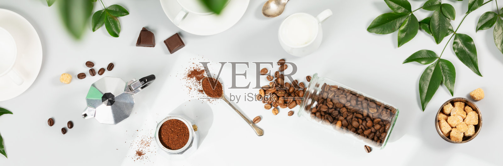 咖啡色组合在浅灰色的背景上，窗口阴影和绿色的树枝，平铺，条幅照片摄影图片