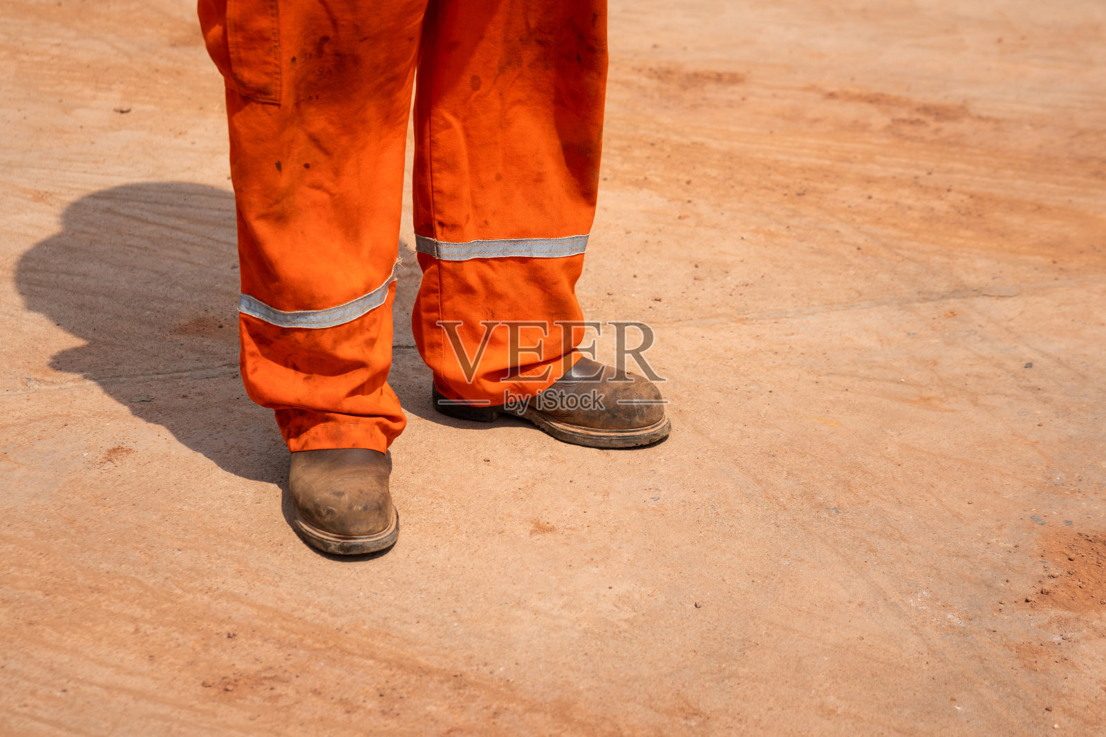 穿着安全鞋的操作人员。可在不安全的工作场所工作。照片摄影图片