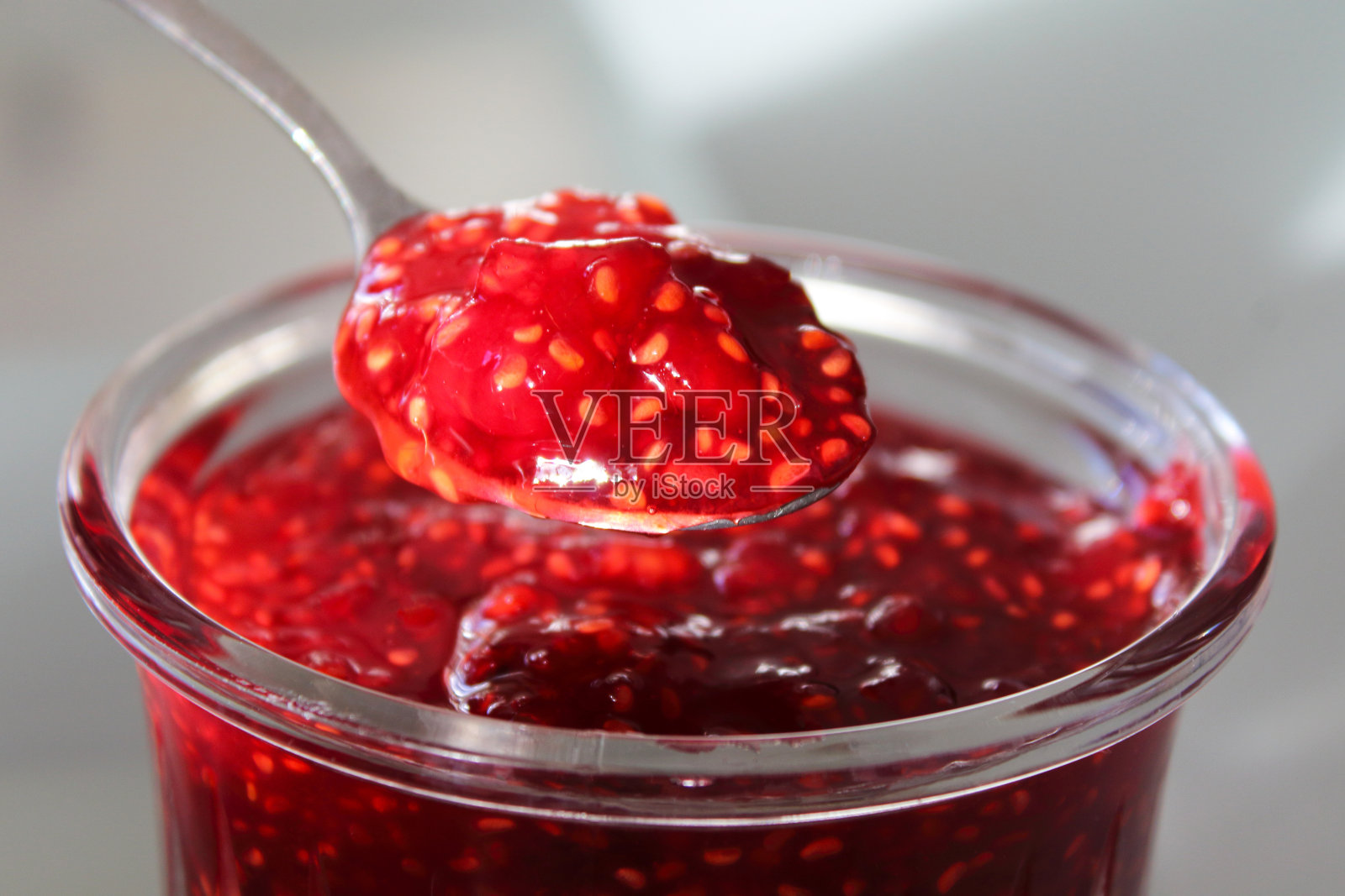 新鲜可口的果酱装在玻璃罐中。特写镜头。背景。照片摄影图片