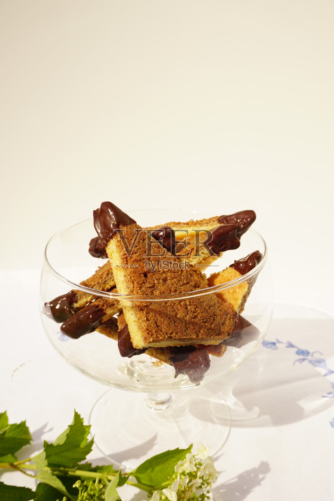 桌上盘子里甜点的特写镜头照片摄影图片