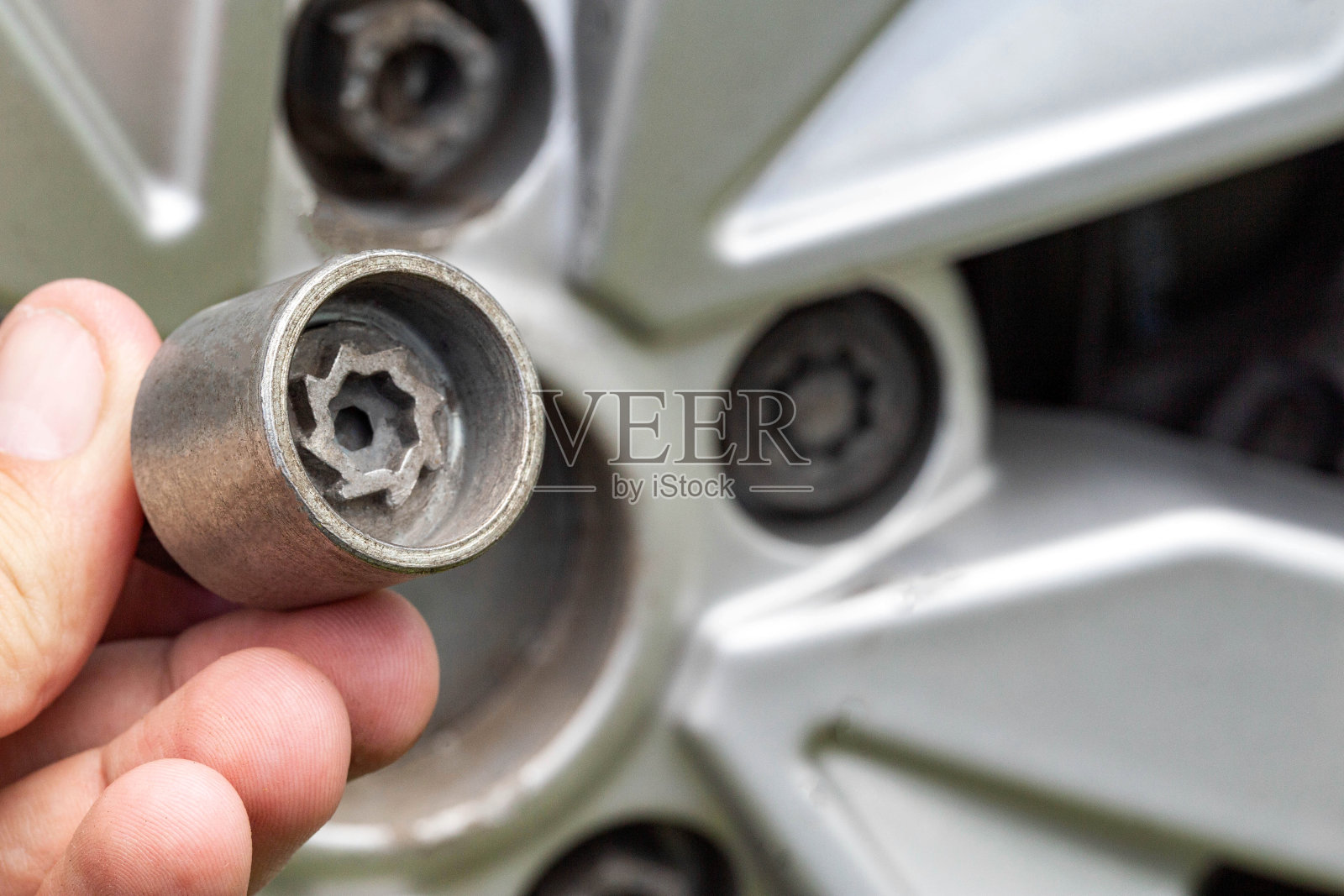 汽车车轮上的秘密螺栓。防盗保护,宏观照片摄影图片