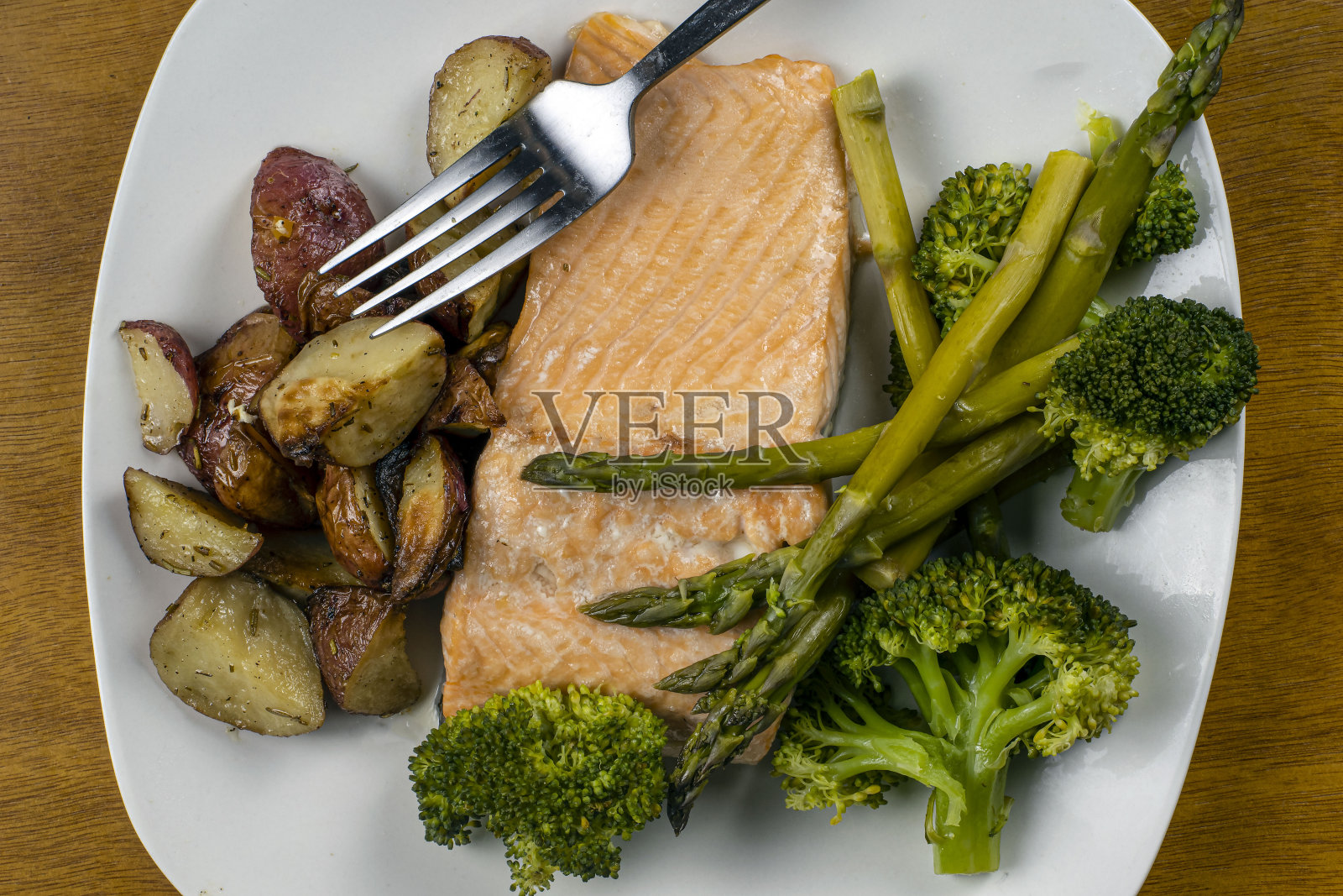 烤三文鱼配蔬菜和家常薯条照片摄影图片
