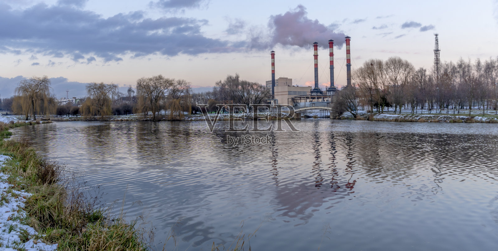 冬季多云的天空下，火电厂冒烟的烟囱。生态问题的概念。空间的文本。照片摄影图片