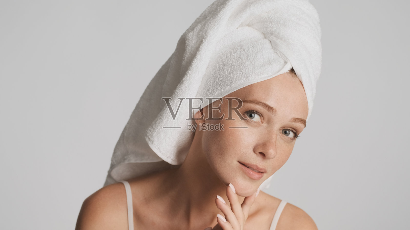美丽的女孩的肖像与光滑的皮肤和毛巾在头上是照片摄影图片