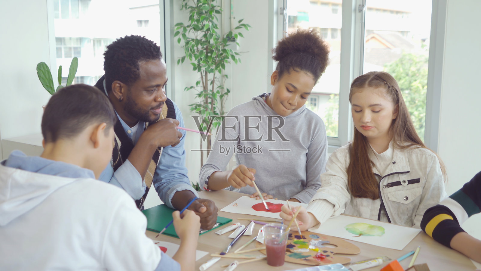 一群多民族的学生、孩子和老师在学校学习、学习绘画、绘画。教育在课堂。人们的生活方式照片摄影图片