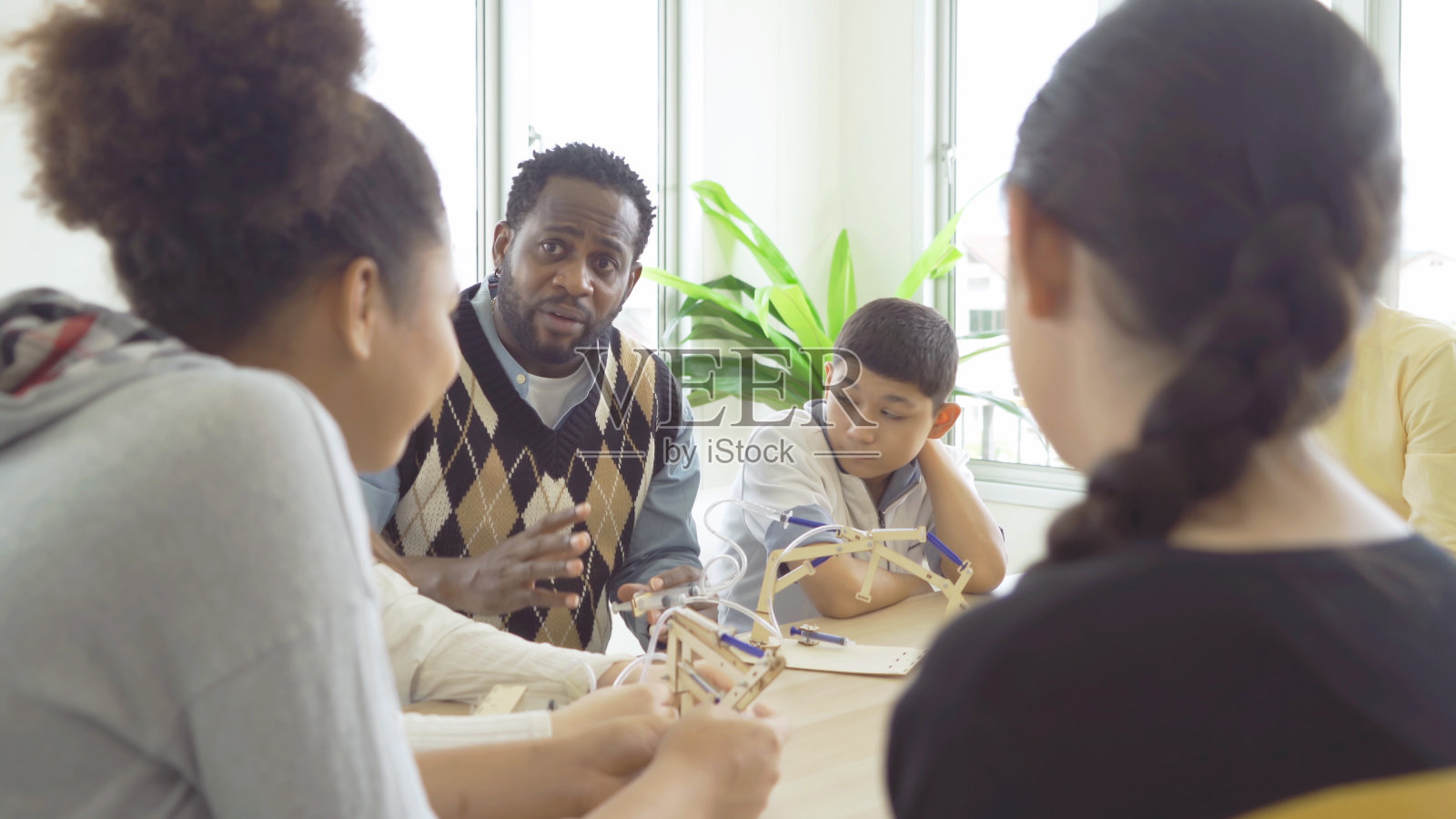 一群多民族的学生、孩子和老师在学校学习、学习一款益智玩具。教育在课堂。人们的生活方式照片摄影图片