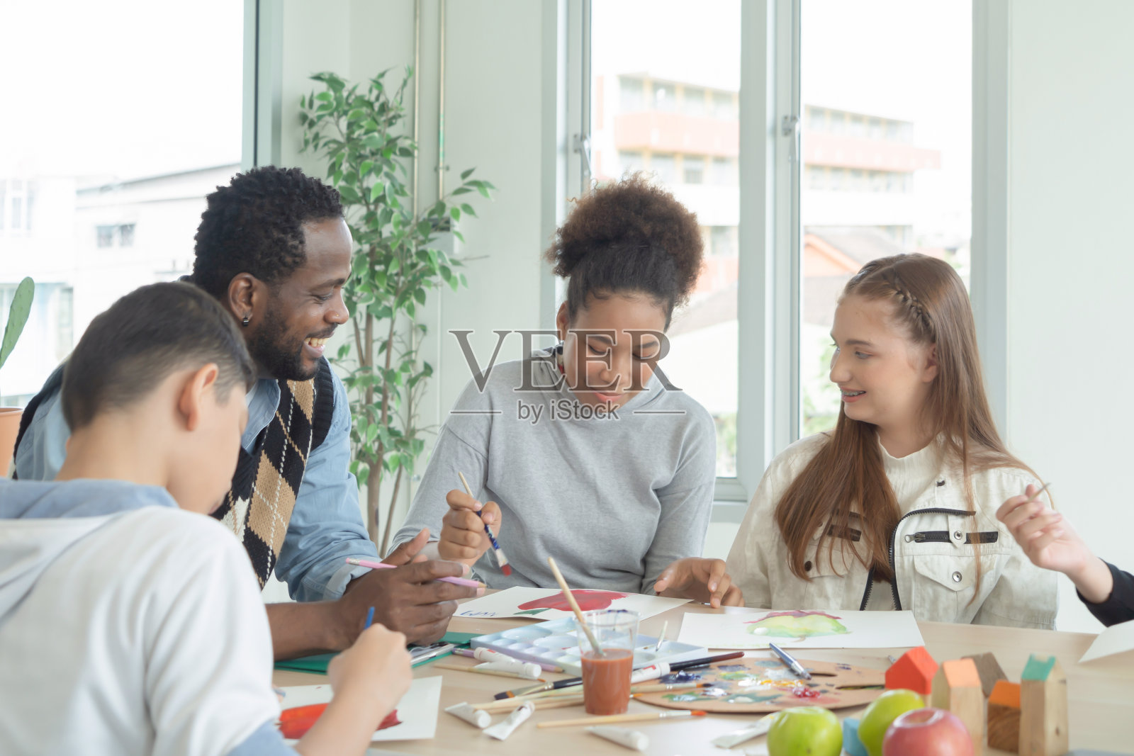 一群多民族的学生、孩子和老师在学校学习、学习绘画、绘画。教育在课堂。人们的生活方式照片摄影图片