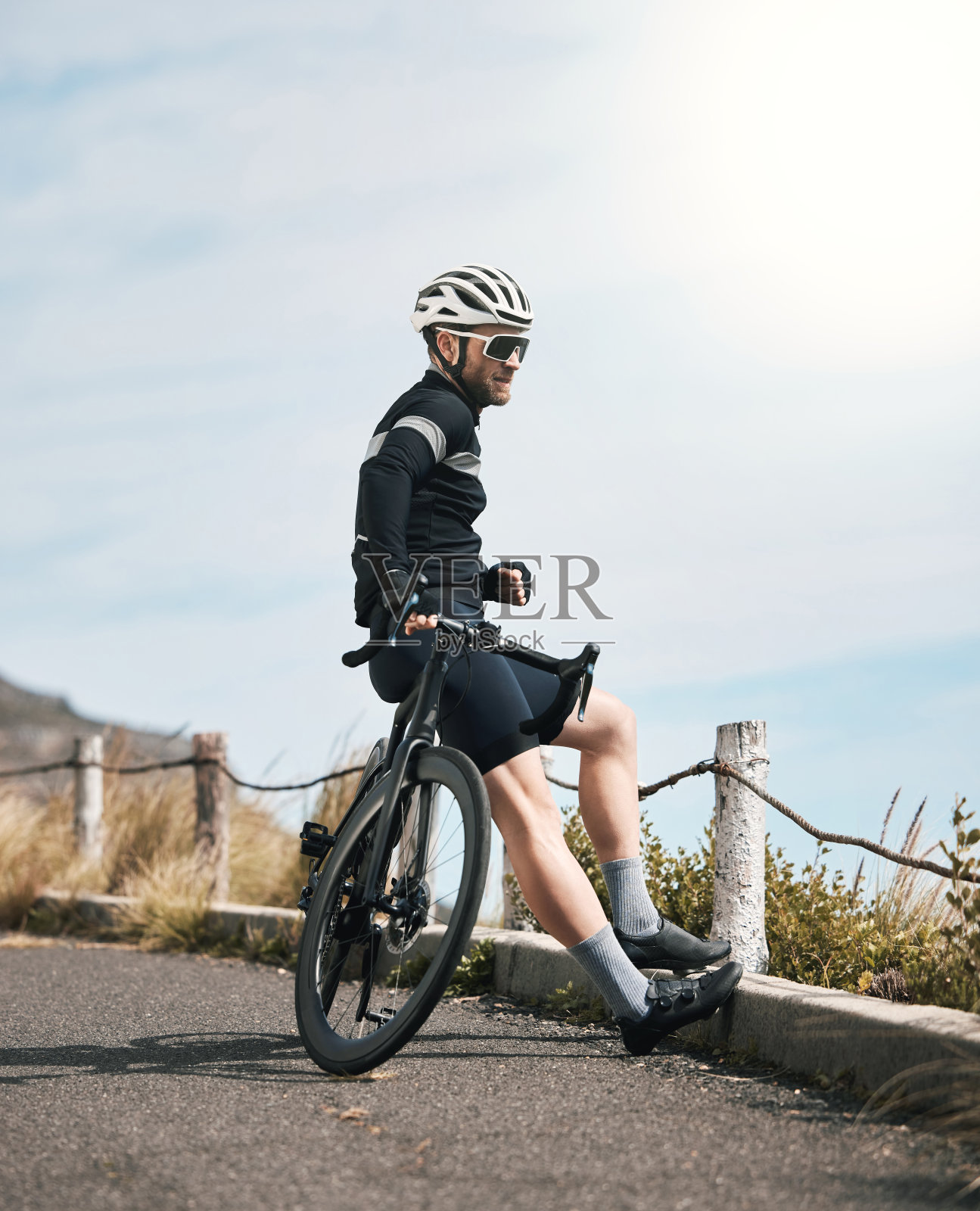 成熟男子户外骑行休息全身照照片摄影图片