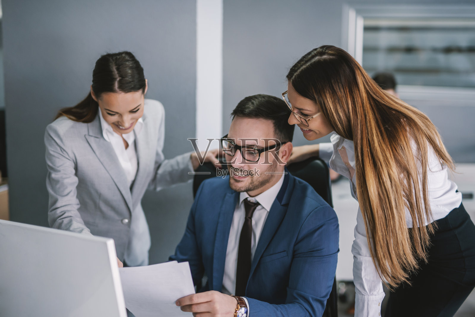 一群商务人士在现代办公室里致力于解决方案。照片摄影图片