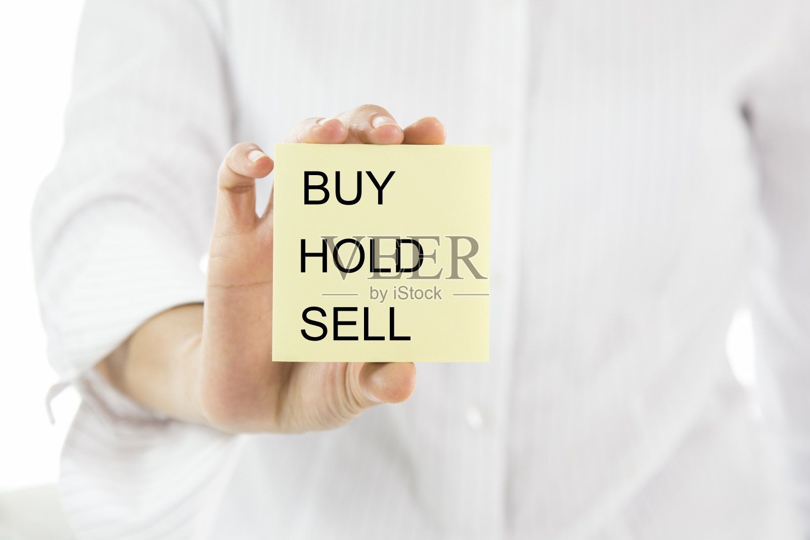 买，拿，卖字女商人拿着黄色的假纸照片摄影图片