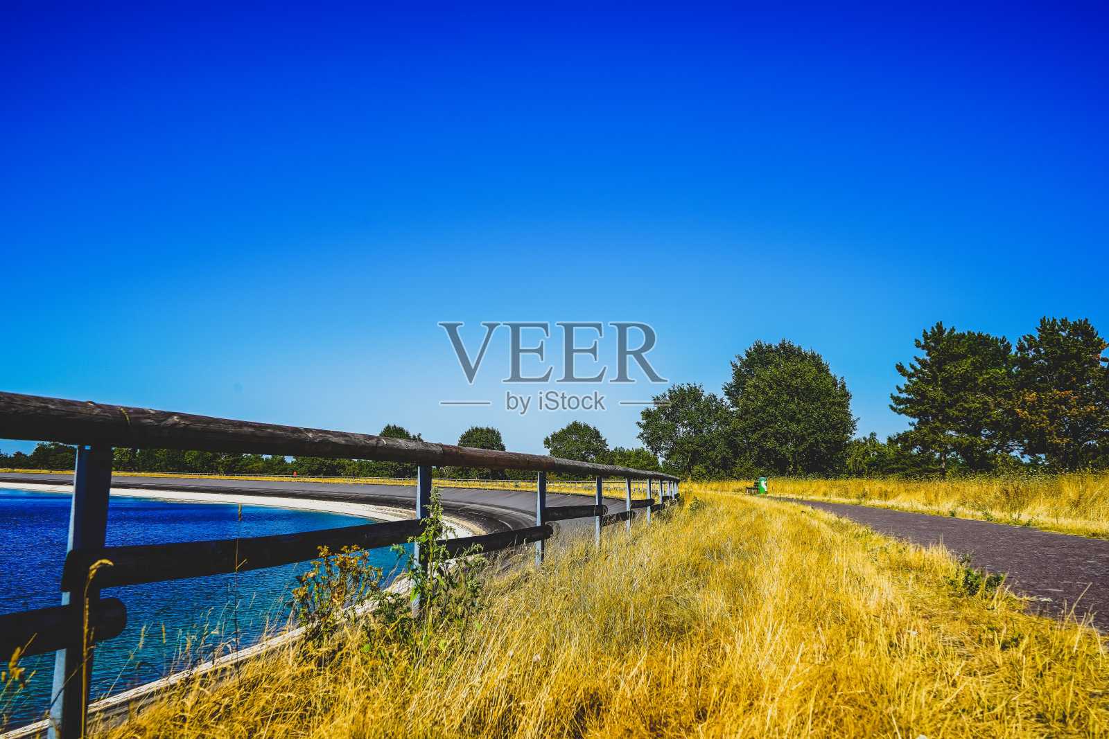 水库的夏天很热。照片摄影图片