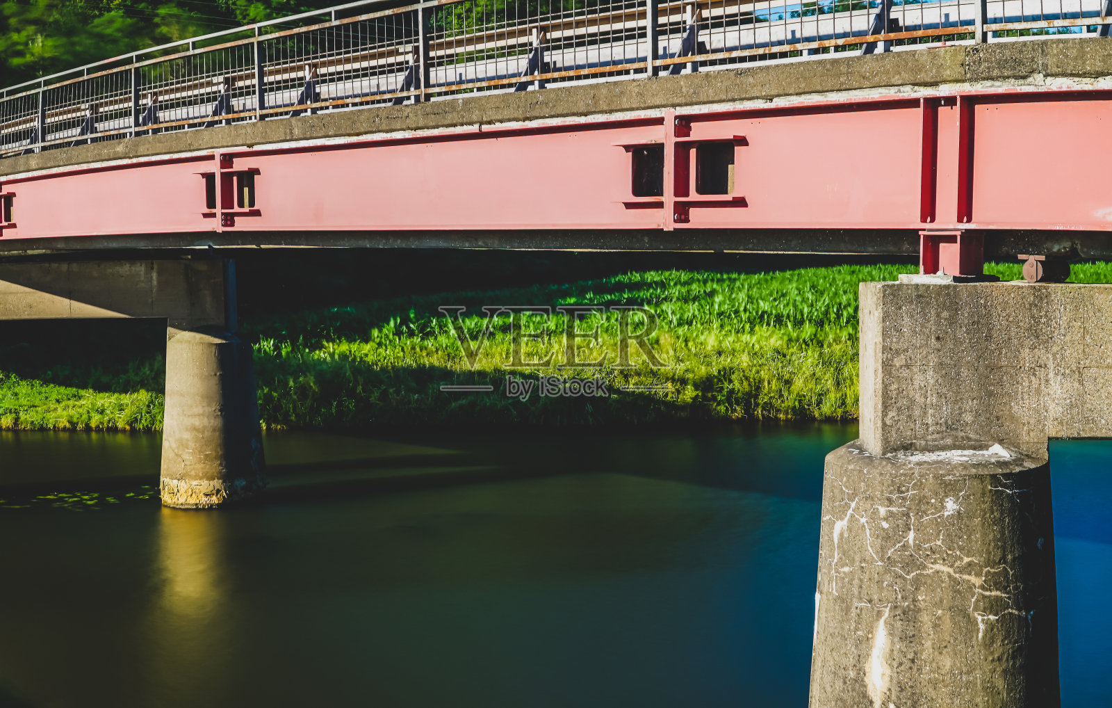 小河上的一座桥。照片摄影图片