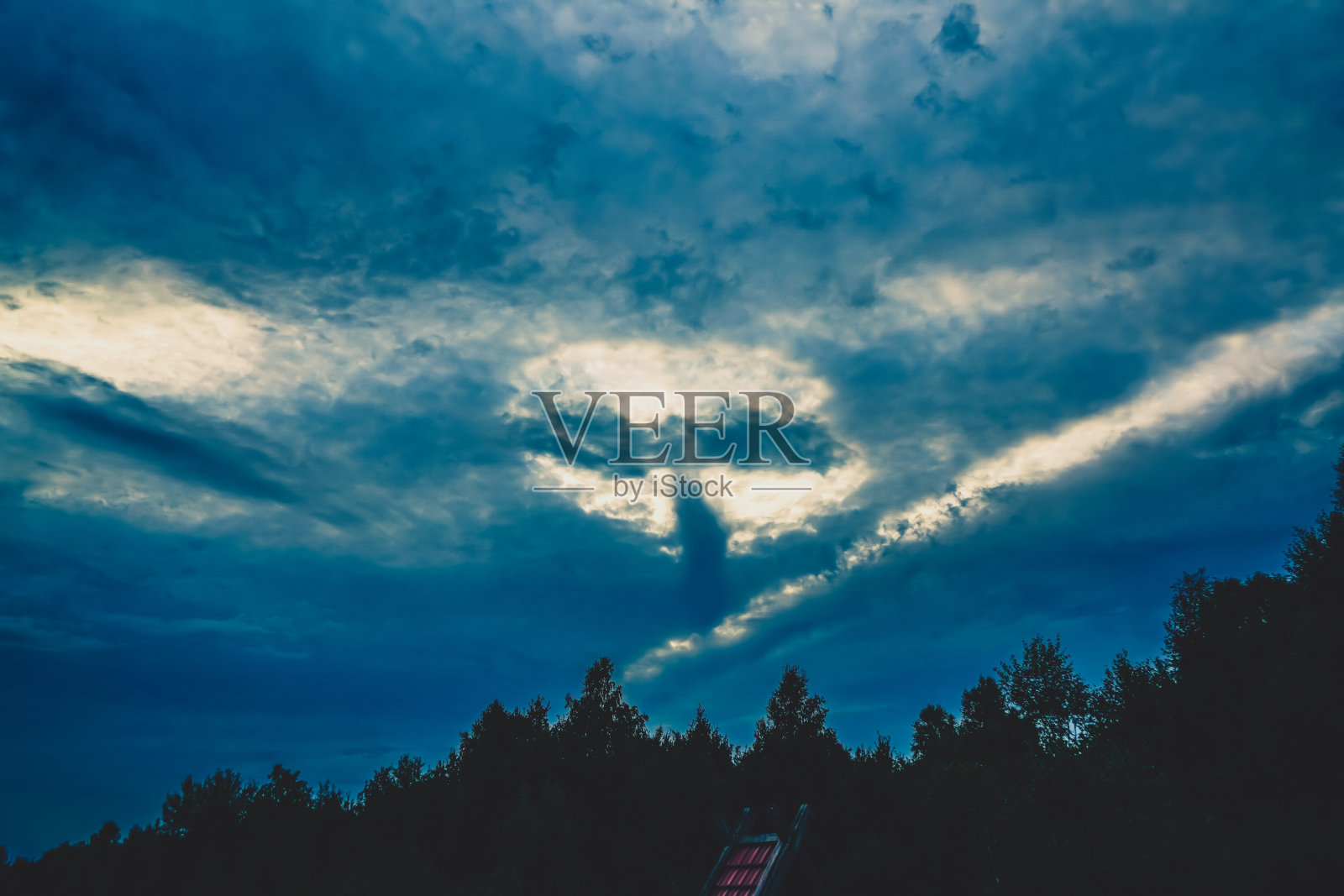 多云的天空中有一种神秘的图案。照片摄影图片