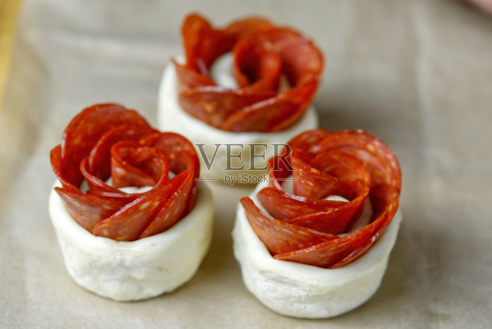 在烤炉烘烤前，厨师先给松饼上油照片摄影图片