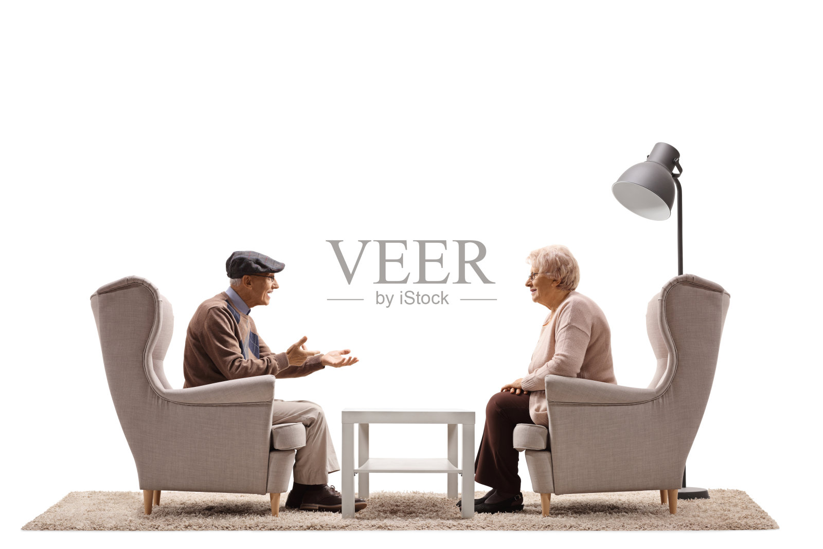 一个老人和一个女人坐在扶手椅上聊天的侧面照片照片摄影图片