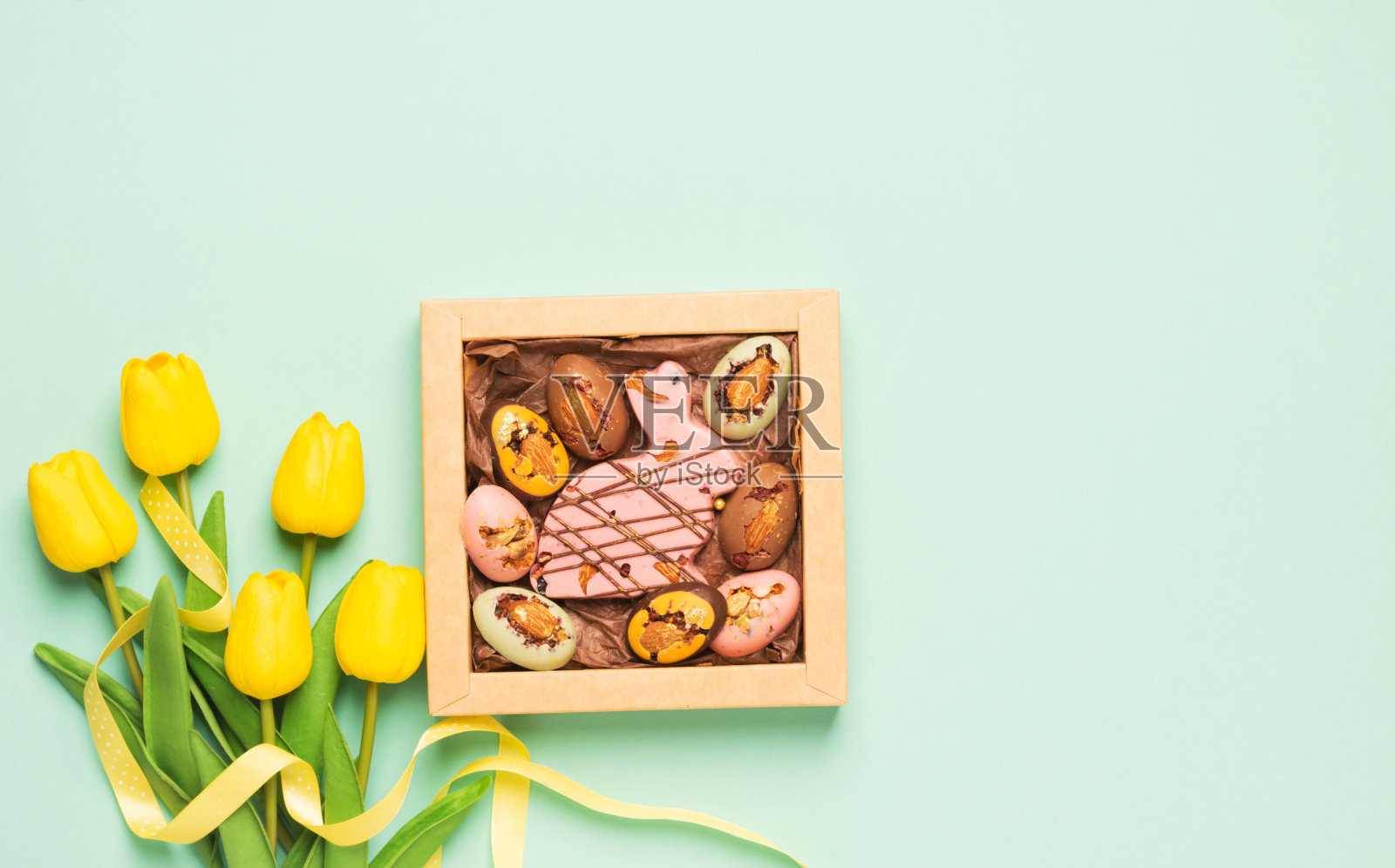 复活节组成春天的花朵黄色郁金香盒巧克力蛋复活节兔子柔和的背景照片摄影图片