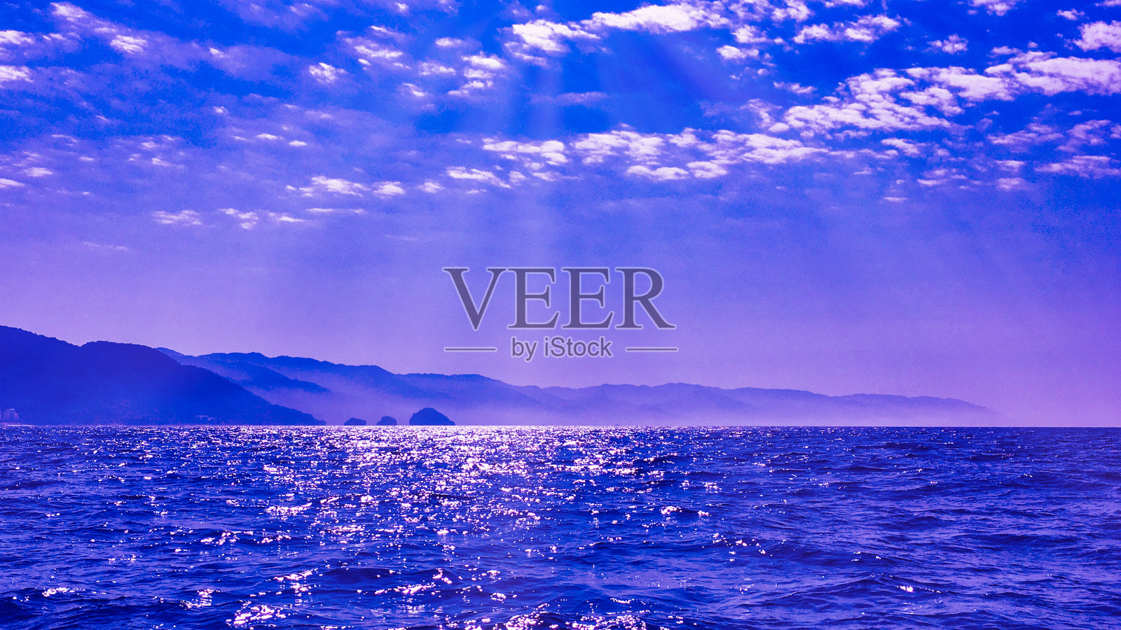 清澈和平的太平洋与巴亚尔塔港和他的山脉照片摄影图片