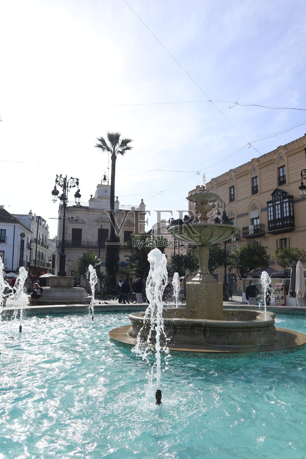 阳光明媚的喷泉照片摄影图片