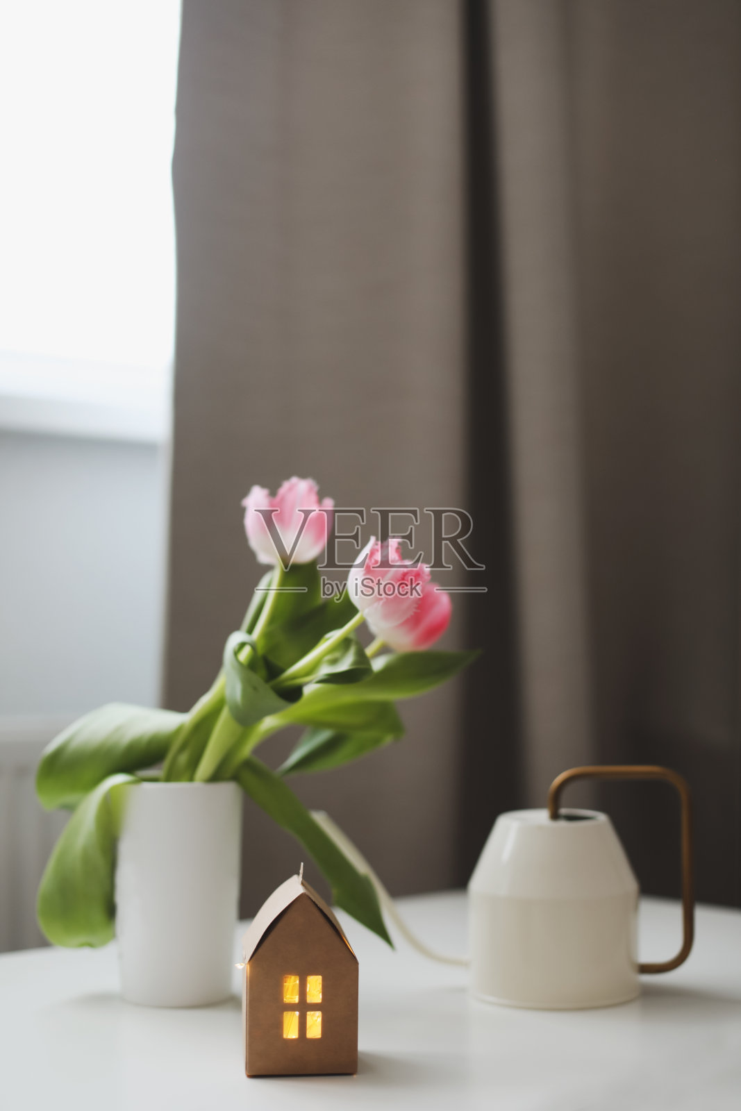 春天的静物配上新鲜的粉红郁金香，家居装饰。照片摄影图片
