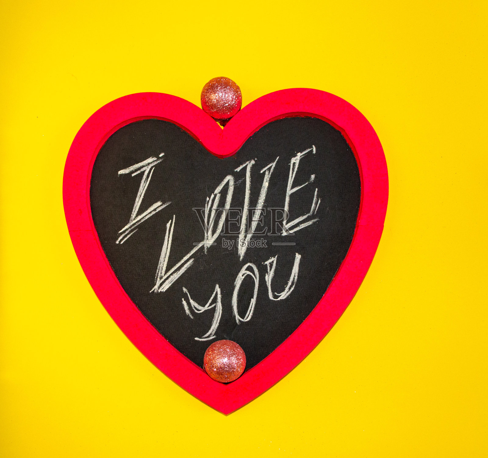 木板题词粉笔粉色心形，各种节日装饰品，写着“我爱你”。照片摄影图片