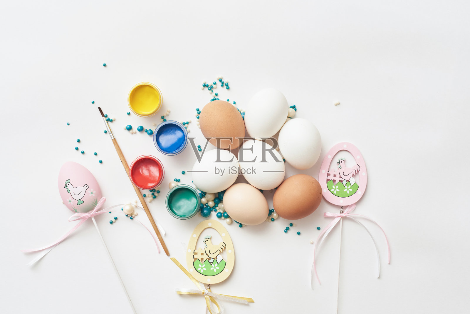 复活节主题的模板与鸡蛋和油漆在白色背景上照片摄影图片