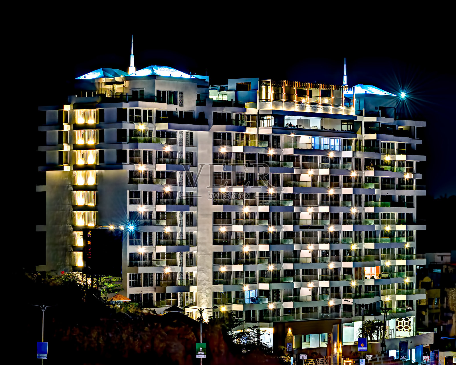 印度马哈拉施特拉邦浦那的高楼在夜晚明亮的黑色天空下被灯光照亮照片摄影图片