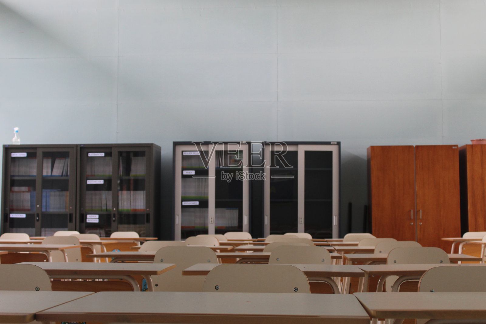 空荡荡的教室，整洁有序照片摄影图片