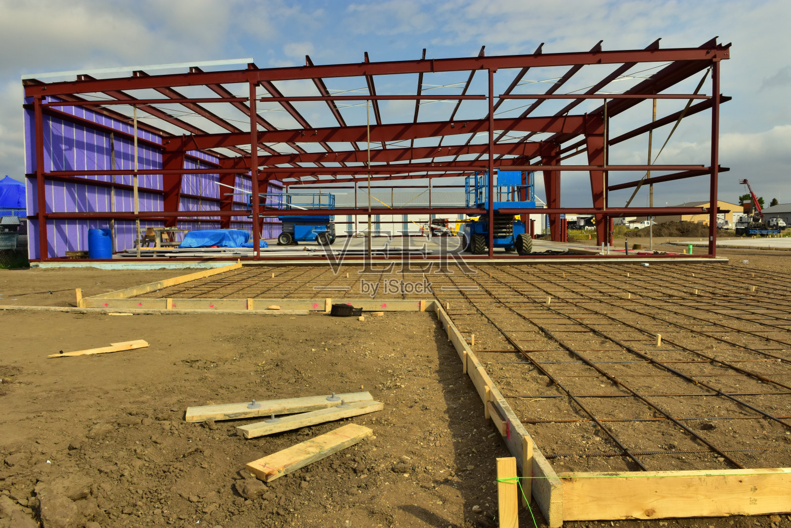 新的商业业务正在建设中。照片摄影图片