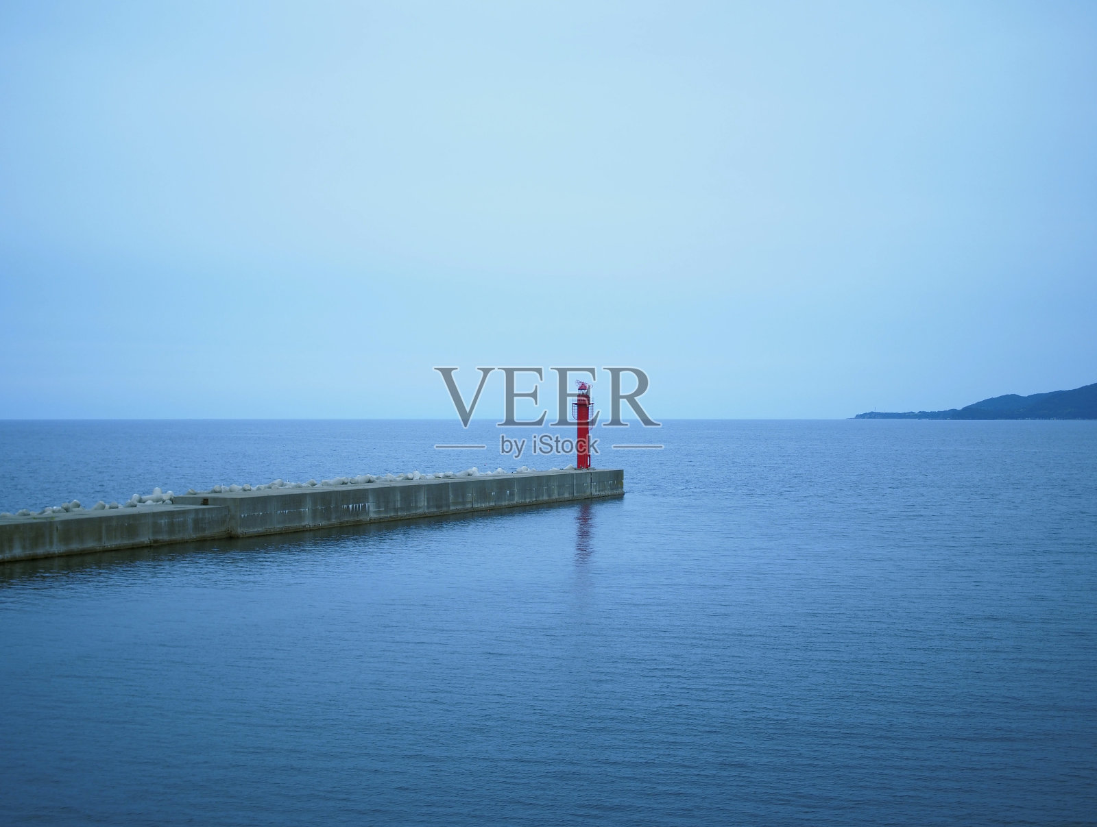 海上的红色灯塔照片摄影图片