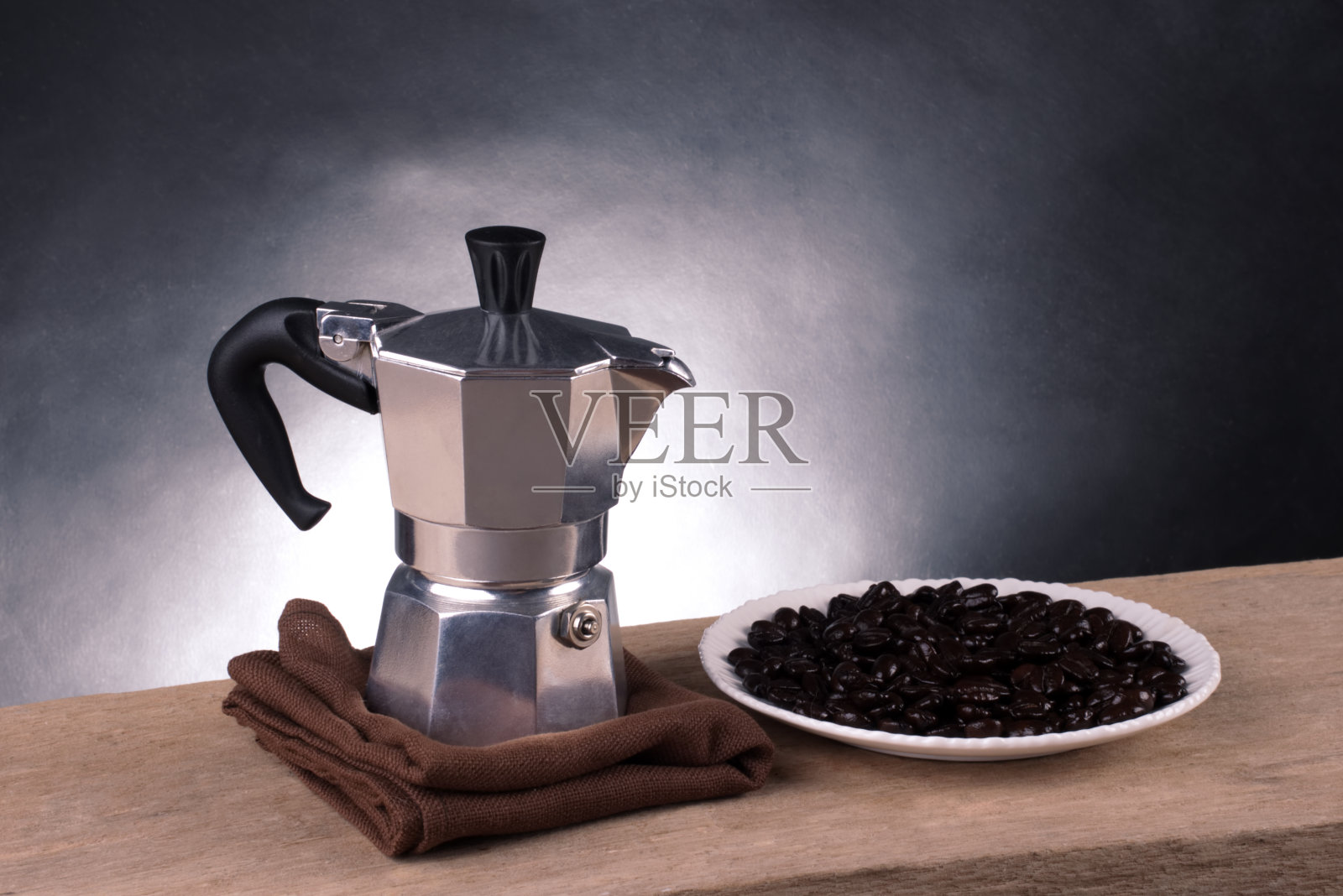 摩卡咖啡壶配烤咖啡豆照片摄影图片