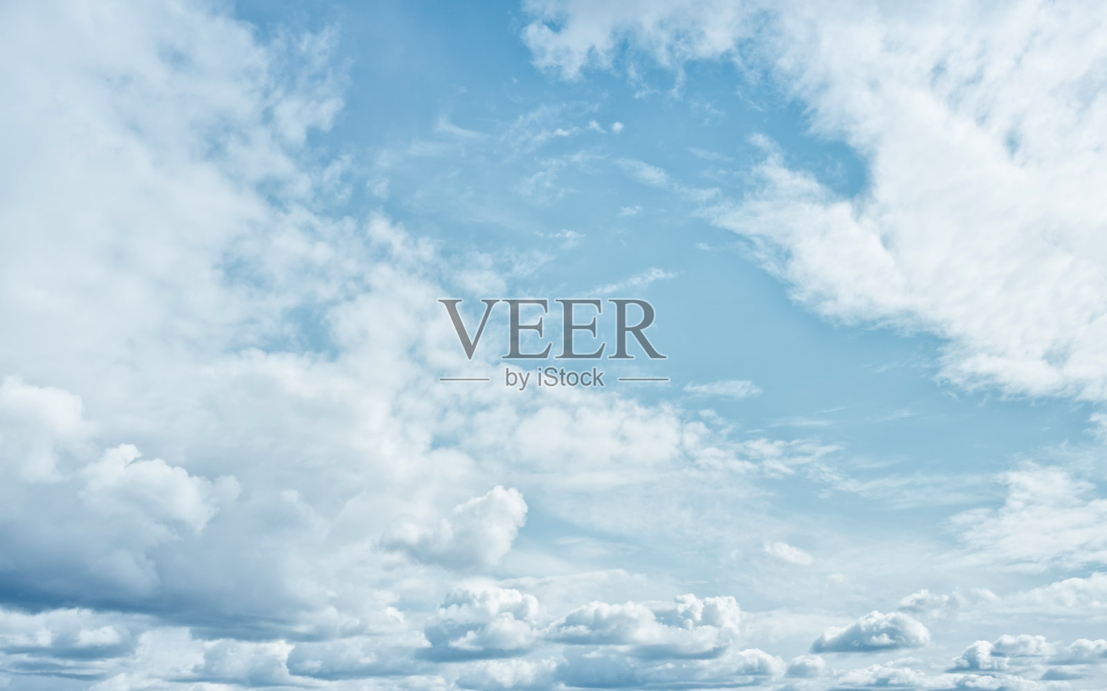 柔和的白云衬着蓝天照片摄影图片