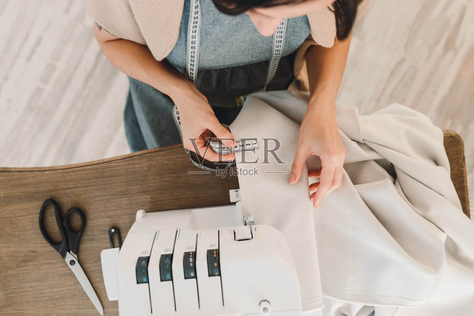 工作室或裁缝工作与织物在工作室的桌子上，俯视图照片摄影图片