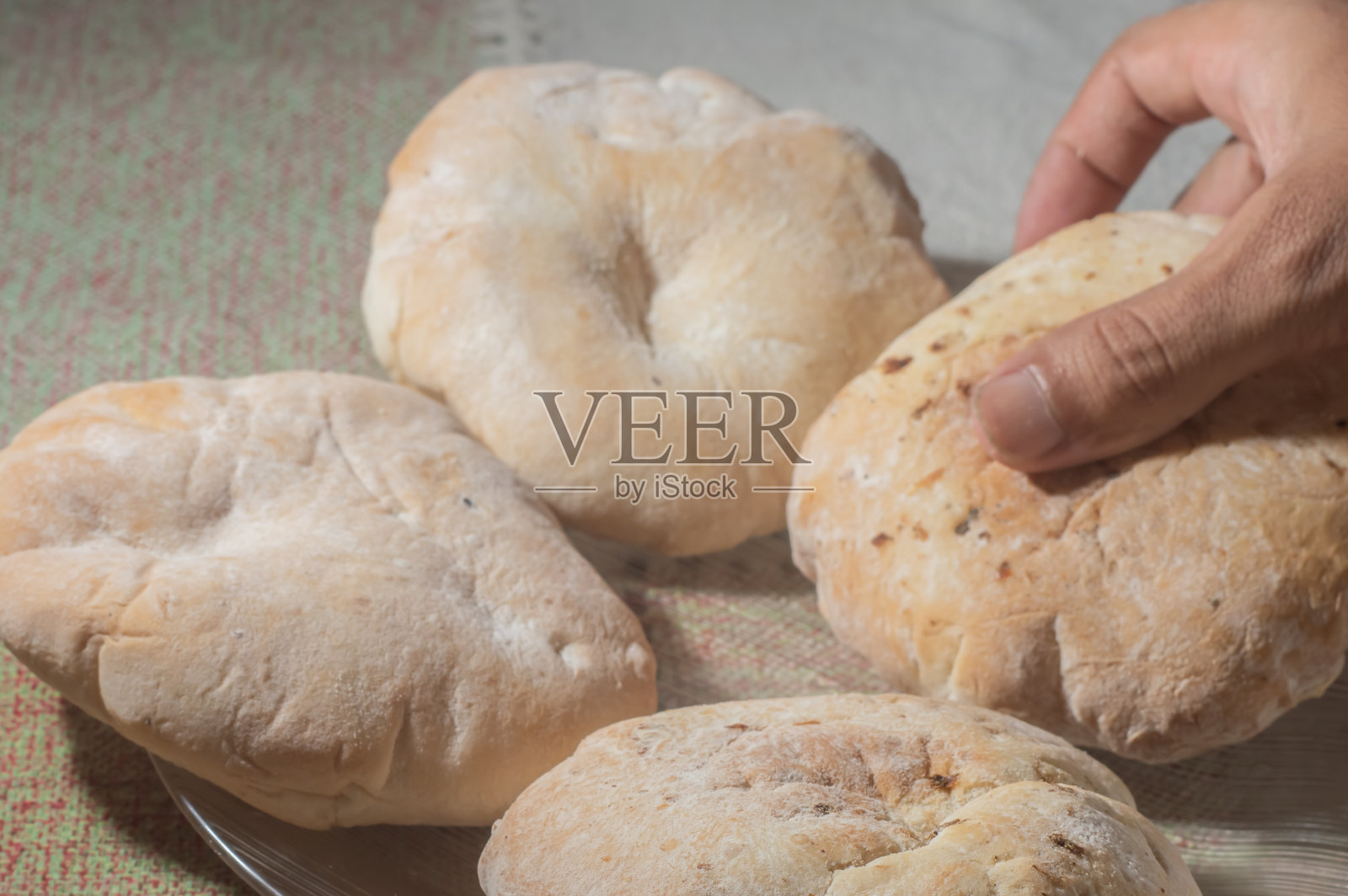 盘子里带有留白和自然光的叙利亚面包照片摄影图片