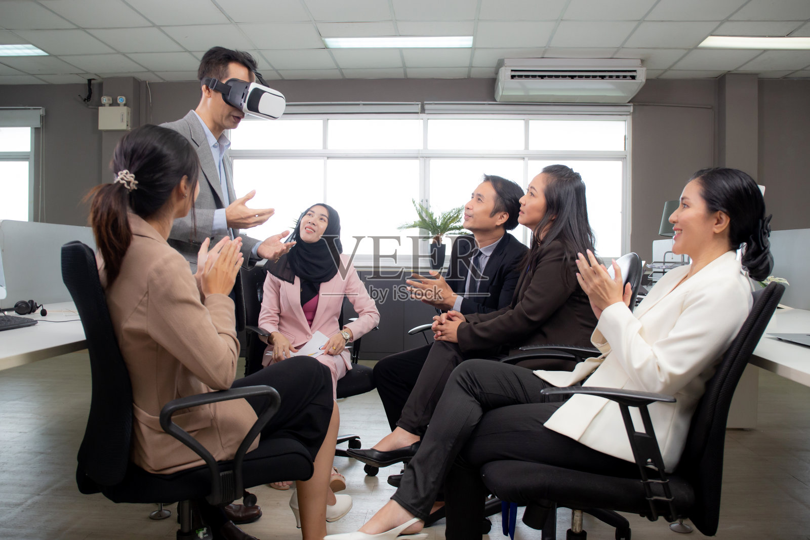 年轻的商人是开发者在办公室中连接虚拟现实设计元测试，以协作为创意应用开发工程师全球的商业理念。照片摄影图片