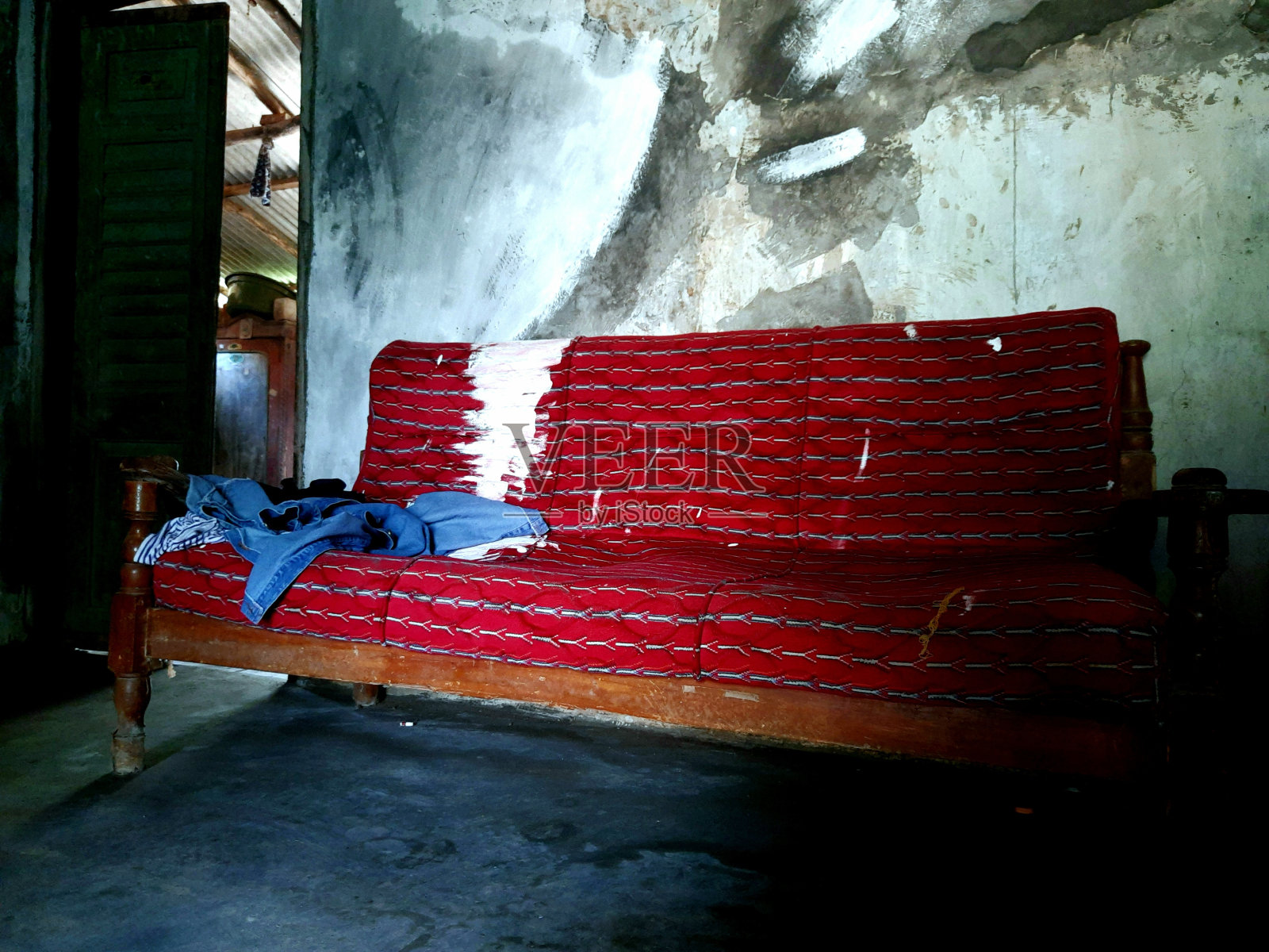 老房子里的红色长椅子照片摄影图片