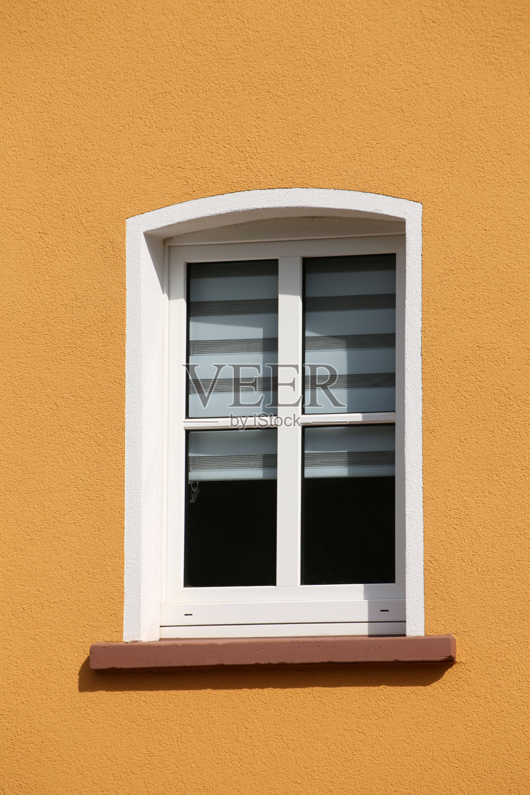 旧建筑上的新塑料窗框照片摄影图片